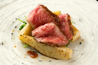  霜降りの甘さと赤身の旨味を味わえる『和牛イチボの炭火焼き』