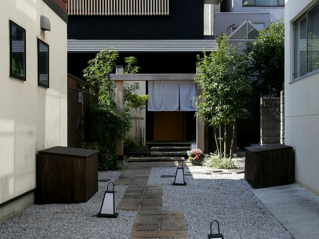 格式の高さを感じさせる石畳を進んで奥へ