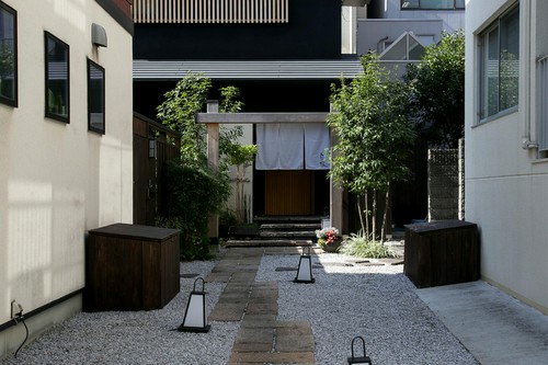 格式の高さを感じさせる石畳を進んで奥へ