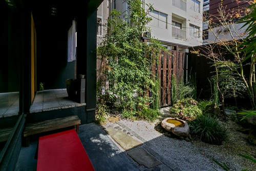 小さな日本庭園を眺めながらの食事は格別