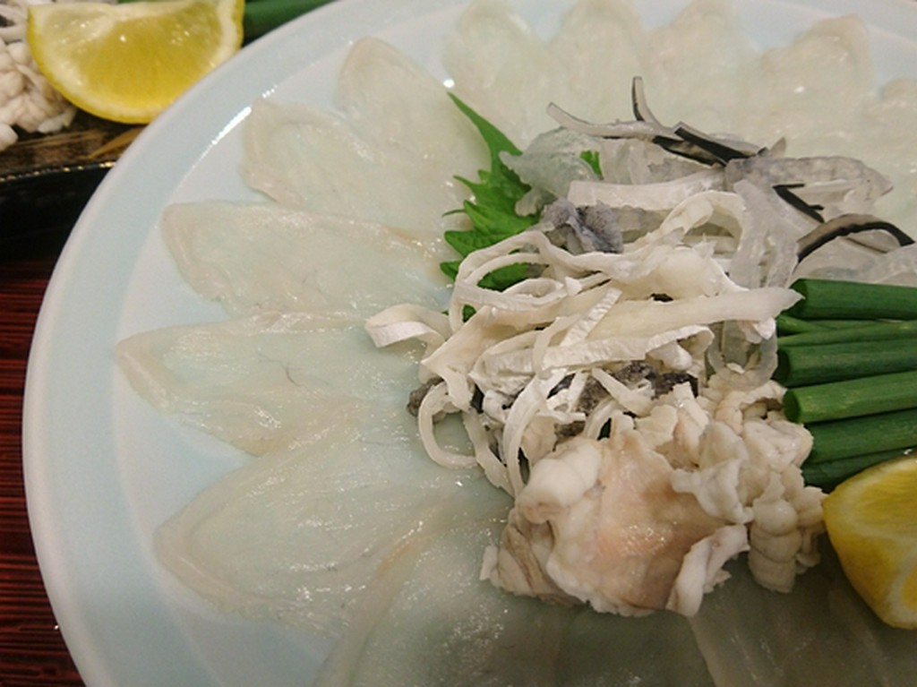 産直のフグを使用いたします。
三日前までに御予約くださいませ。