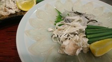 産直のフグを使用いたします。
三日前までに御予約くださいませ。