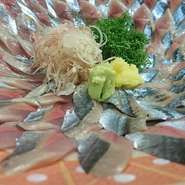 胡麻の風味を活かし、滑らかな舌触りで優しい味わいに仕上げました。焦げたところの香ばしさがアクセント。野菜につけてディップとしてもお楽しみいただけます。