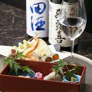 日本各地の酒屋さんと取引きがあり、全国の地酒を豊富に取り揃え。静岡「磯自慢 水響華」などをはじめ、旬の味覚とのペアリングを楽しめる味わいが多数。隠し酒もあるので、詳しくはスタッフにお声がけを！