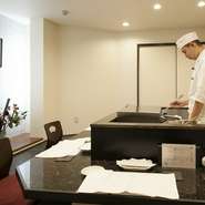掘りごたつ式のお座敷個室は4～10名様でのご利用が可能。職人が目の前で調理の技を披露しながら、揚げたてをご提供します。プライベート感が高く、ご結納や両家のお顔合わせにも、ご好評をいただいています。