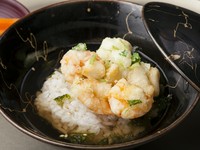 天ぷら懐石のシメは、かき揚げでのお食事。コースに応じて、『天茶』『小天丼』『天バラ』からお選びいただけます。日高昆布と鰹節でとる一番出汁と焙じ茶をかけた天茶漬けは、食べる間の食感の変化も楽しみ。