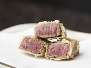 絶品牛の旨みと肉汁を包んで揚げる『国産和牛フィレの天ぷら』
