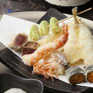 『天ぷら懐石』を彩る食材は旬の逸品揃い。築地市場で毎朝仕入れる魚介は、江戸前を中心とする最上質品。山形の契約農家直送の野菜や山菜、東京・檜原村のきのこ、茨城の蓮根など、食材一つずつを厳選しています。