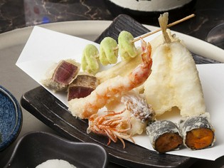毎朝仕入れる江戸前の魚介、産地直送の野菜・山菜・きのこが集う