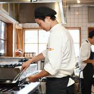 ご来店されるお客様に、本場のスペイン料理を知っていただくために、料理に工夫をこらしています。地元の京野菜を取り入れつつ、現地スペインの伝統的なパエリアを再現し、日本人にも食べやすく仕上げています。