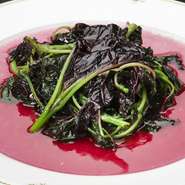 写真の「紅健菜」や冬場に旬を迎える「カイラン」など、扱う全ての中国野菜が、有機栽培で育てられている国産にこだわっています。中国料理にも旬を感じてもらいたいと願うシェフの逸品。
