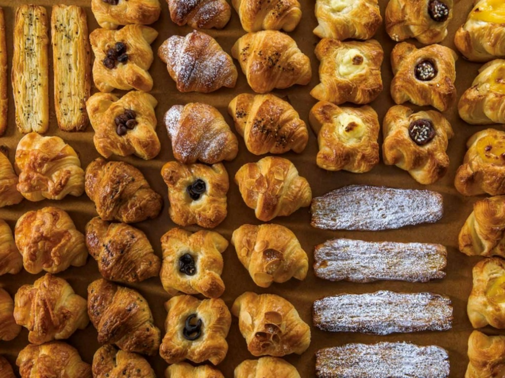 コースやセットでは、焼き立てパンが食べ放題！