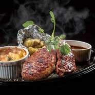 新たに肉食感をプラスし、一つ一つ丁寧に丸めた手ごねハンバーグです。溢れ出す肉汁を楽しめます。＋800円で、カリとろフォアグラ付きに!!