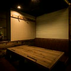 癒しの雰囲気を醸し出す、ふんだんに使われた古木や盆栽