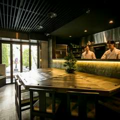 マイペースで料理とお酒を楽しむ、自分だけのプレミアムな時間