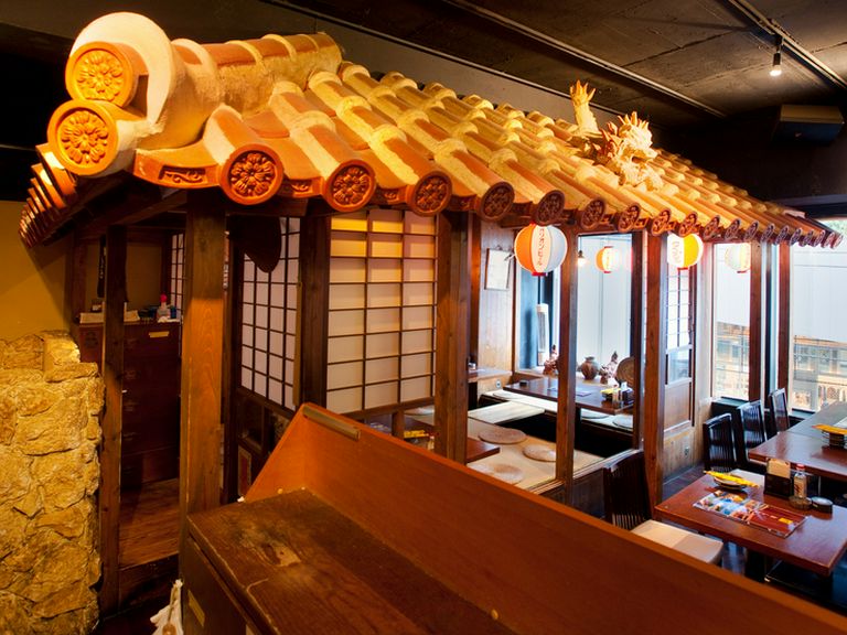 のんびりとした空気が流れる沖縄古民家風の店内