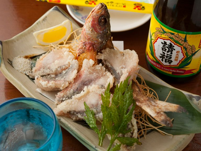 沖縄県内の酒造所から取り寄せる泡盛は常時40種類以上