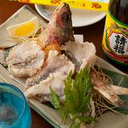 沖縄県内に48ヶ所ある、すべての酒造所から取り寄せている泡盛は常時40種類以上。人気銘柄はもちろん、希少な古酒までと種類豊富、泡盛好きも泡盛初心者も楽しめる、圧巻の品揃えです。