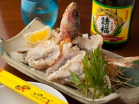 サクサク食感の『沖縄県産魚 ぐるくんの唐揚げ』と粟国の塩は絶妙な相性