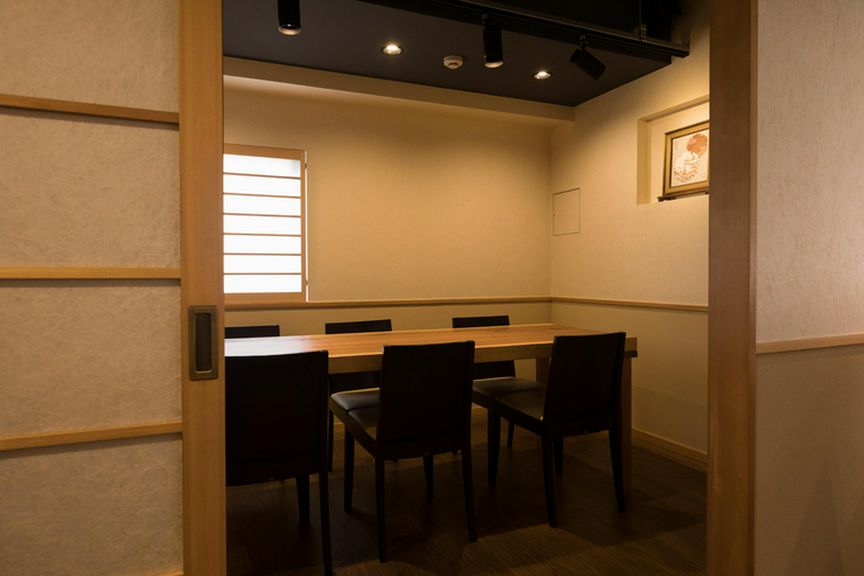 伊勢神宮の神域を彷彿とさせる白木を基調とした静かな空間