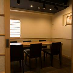 伊勢神宮の神域を彷彿とさせる白木を基調とした静かな空間