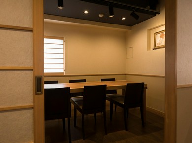 伊勢神宮の神域を彷彿とさせる白木を基調とした静かな空間