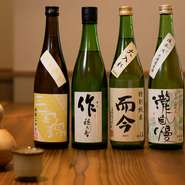 「その土地の食材には、同じ風土で仕込まれたお酒が一番合う」との想いから、扱う日本酒もすべて三重の地酒。コース展開に合わせて酒器、温度、量などを調整しながら提案する日本酒のペアリングも好評です。