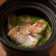 米の食味ランキングにおいて、特Aという最高の評価を受ける伊賀米コシヒカリを伊勢湾産天然鯛の出汁で炊き上げます。繊細かつ力強い鯛の旨みと炊きたてのふっくら食感をお楽しみください。