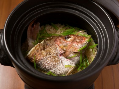 海老などを餌に育った極上鯛の風味を土鍋で閉じ込めた『伊勢天然鯛飯』
