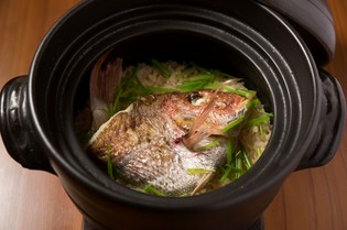 丸ごと一匹分の旨みが染み渡る、炊きたての『伊勢天然鯛飯』