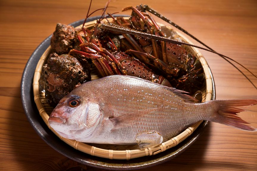 山々のすぐ側に湾が広がる、特殊な地形が育む伊勢の豊かな食材