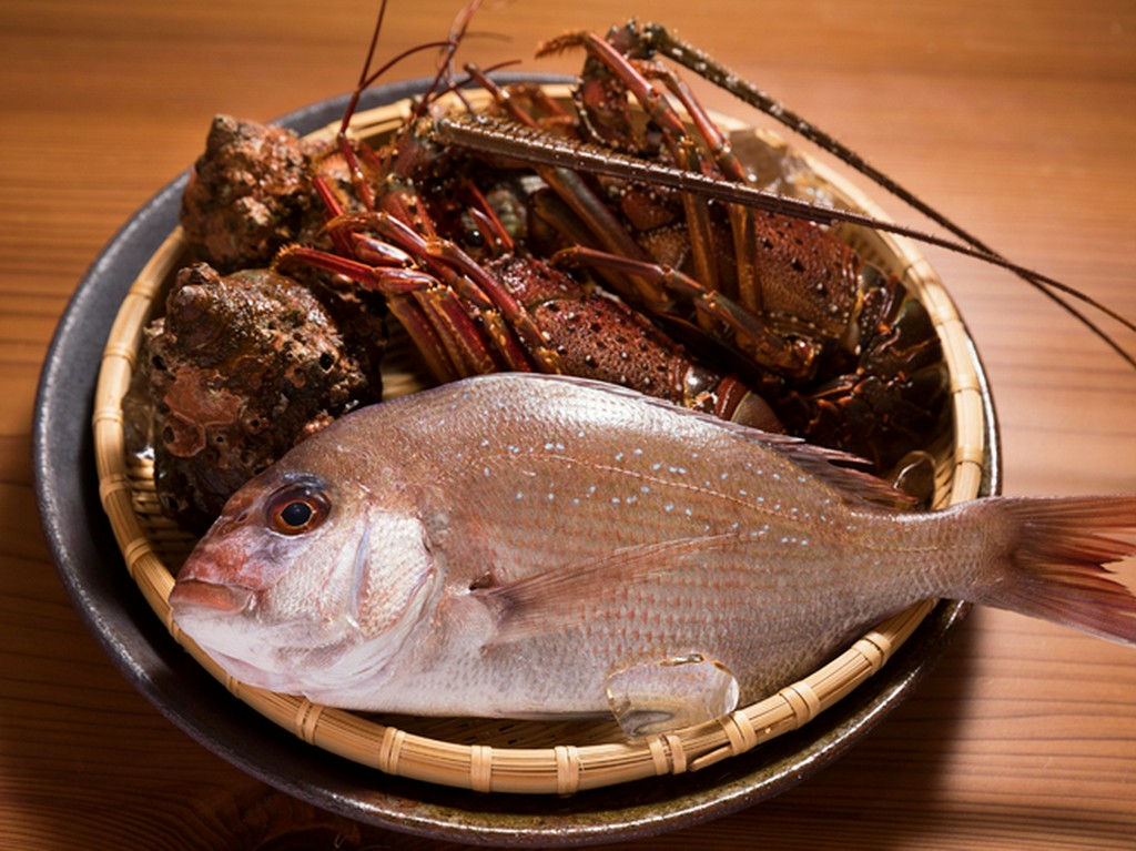 山々のすぐ側に湾が広がる、特殊な地形が育む伊勢の豊かな食材