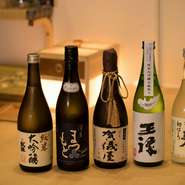 あえて焼酎やシャンパン、ワインを置かないため、日本酒は多彩にラインナップ。希少なものなども取り揃え、約140種が用意されています。ペアリングの提案はせず、客の好みに寄り添うのが【心白】スタイルです。