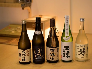 全国から取り寄せた日本酒は、左党垂涎のラインナップ