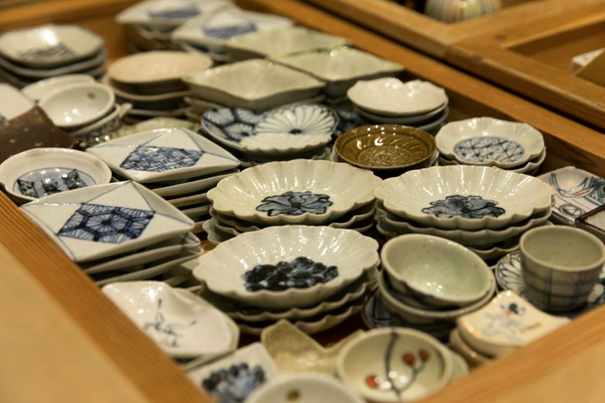 若手作家による器の数々が、料理に彩りを添える