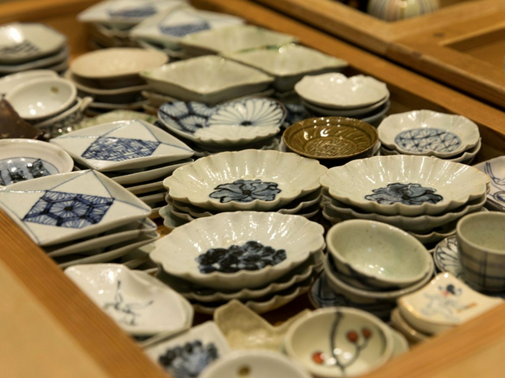 若手作家による器の数々が、料理に彩りを添える