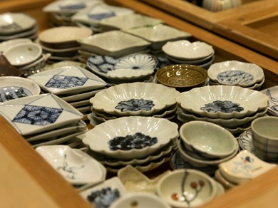 若手作家による器の数々が、料理に彩りを添える