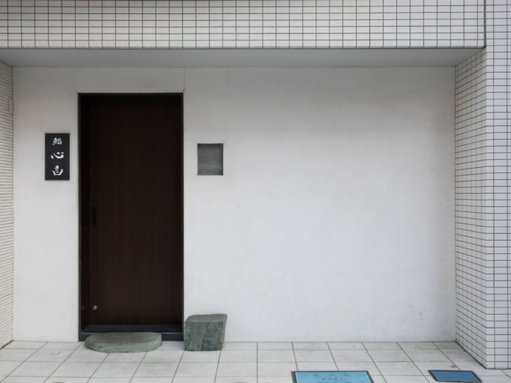 繁華街から外れた場所に、ひっそりと構えた隠れ家的なお店