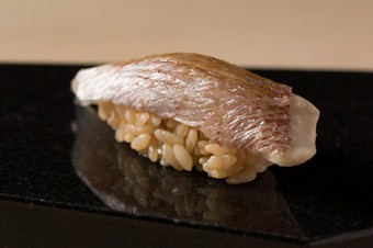 丁寧な仕事が施された、関東では春が旬の『春子の握り』