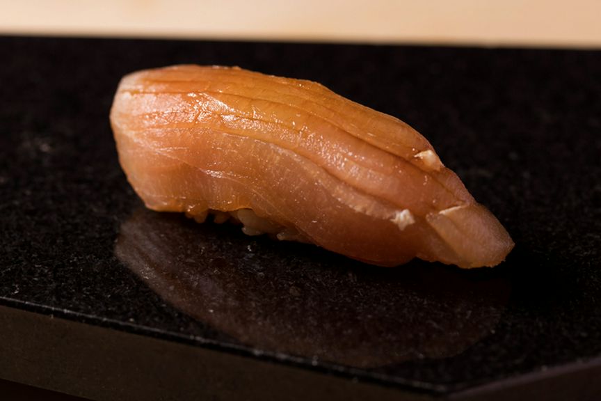 熟成鮨の旨さが存分に堪能できる『カジキの即席漬けの握り』