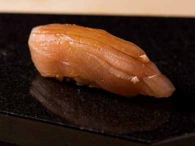 熟成鮨の旨さが存分に堪能できる『カジキの即席漬けの握り』