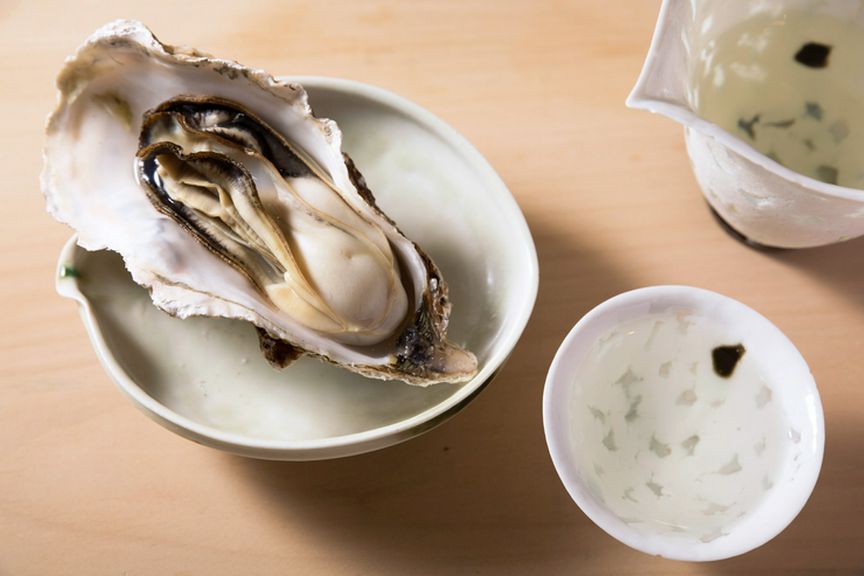 シンプルな調理で、ストレートに旨みを閉じ込めた『蒸し牡蠣』