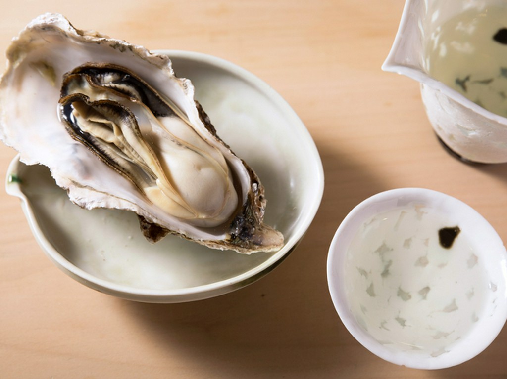 シンプルな調理で、ストレートに旨みを閉じ込めた『蒸し牡蠣』