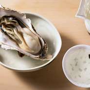 東松島産の大ぶりで甘みのある牡蠣は、素材本来の美味しさがそのまま楽しめるよう、シンプルに蒸して提供。ちょうど良い火入れでプリッとジューシーに仕上げられており、日本酒がよく進みます。