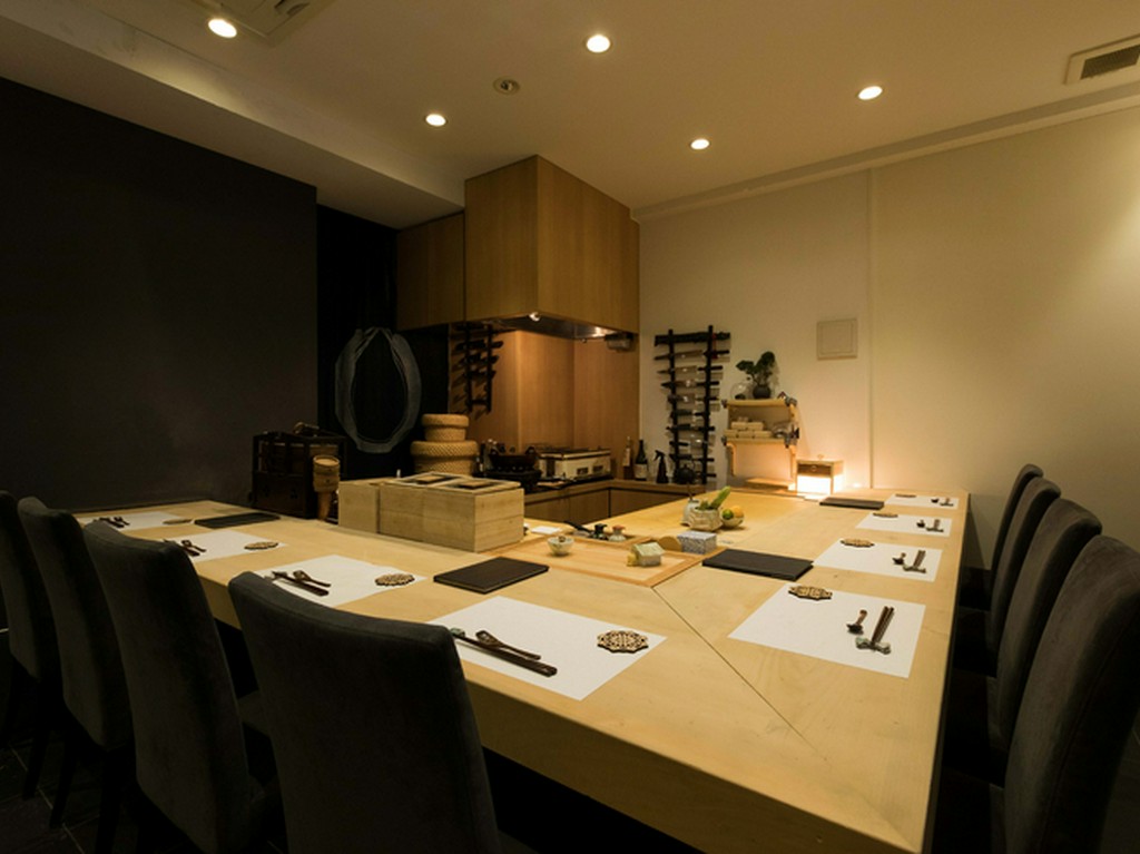 カウンターだから実現できる、ゲスト同士が共有する楽しい時間