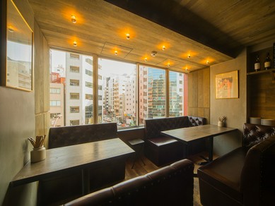 レコードの音楽が流れるウッディな店内は都会の“大人の隠れ家”