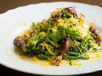 味付けはナンプラーが香る特製ドレッシングとバジルソースで。仕上げにかけられたミモレットチーズの香りが食欲を刺激します。