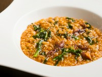 ホタルイカとフレッシュトマトでつくるソースが決め手。ホタルイカの肝のコクとトマトの甘み、菜の花の苦みが堪能できる一皿です。