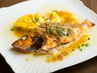 冬はブリ、春はメバルなど、旬の魚をにんにくとオリーブオイルで焼き上げた一品。無農薬レモンを絞り、さわやかな味わいに仕上げています。