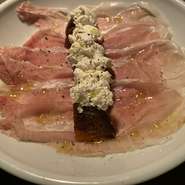 生ハムスライサーで切り立ての生ハムと自家製チーズと旬(メロン、イチジク、柿)のフルーツを合わせて提供させて頂きます。